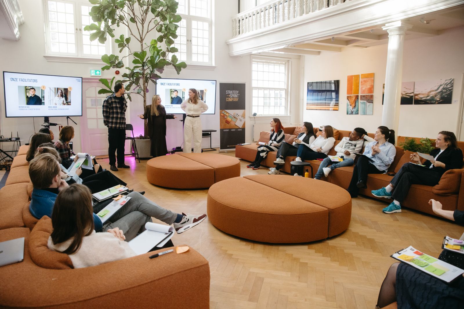 Groepssessie in de Strategy Sprint Villa