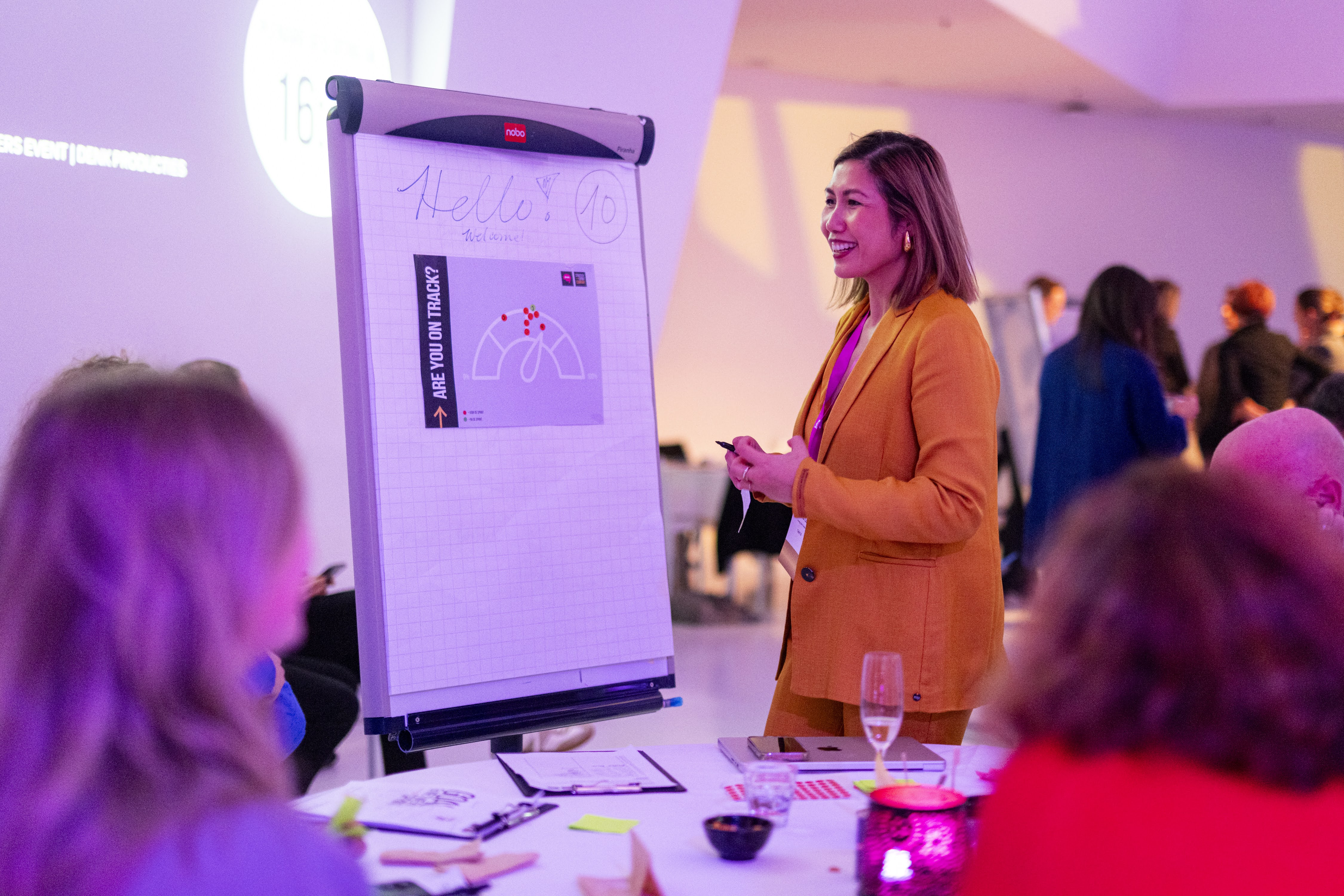 Facilitator presenteert voor haar groep