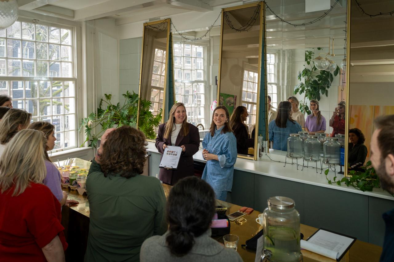 Deelnemers werken met post-its